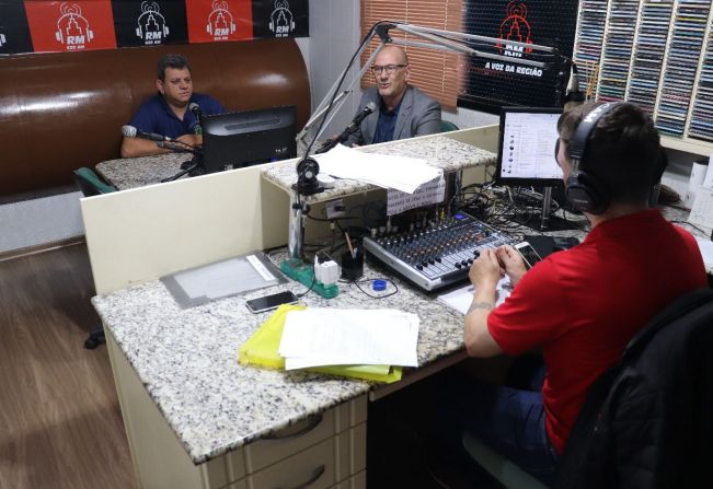 PREFEITO PRESTIGIA ANIVERSÁRIO DA CRESOL E DA RÁDIO MUNICIPAL DE TENENTE PORTELA