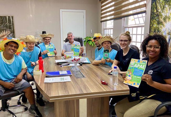 ALUNOS DA APAE VISITAM A PREFEITURA E DIVULGAM FESTA JUNINA