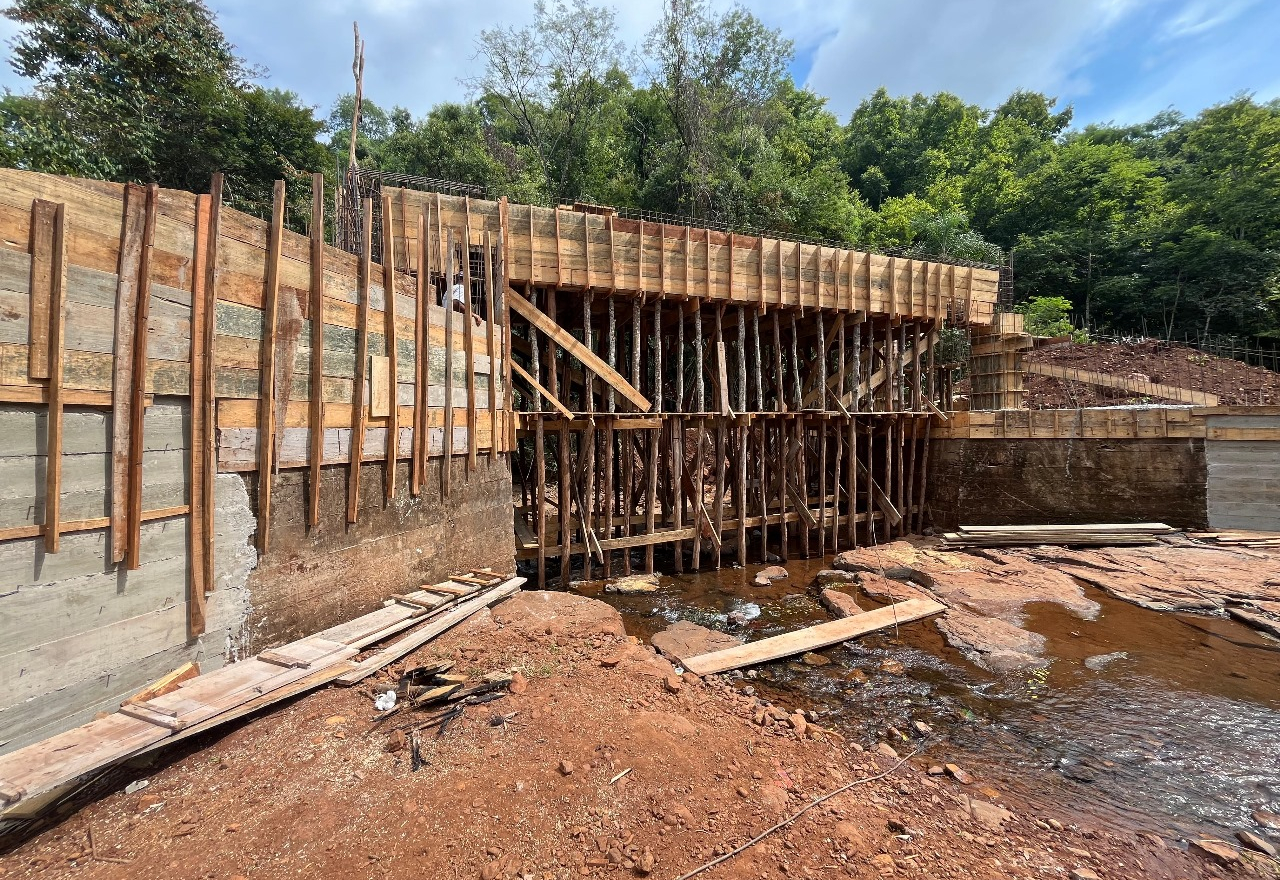 CONSTRUÇÃO DA PONTE SOBRE O RIO LAJEADO BONITO AVANÇA COM 50% DA OBRA CONCLUÍDA