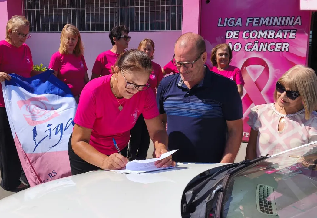 PREFEITURA DE TENENTE PORTELA OFICIALIZA ENTREGA DE VEÍCULO À LIGA FEMININA DE COMBATE AO CÂNCER