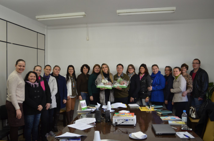 Reunião de estudos trabalha o cooperativismo nas escolas municipais