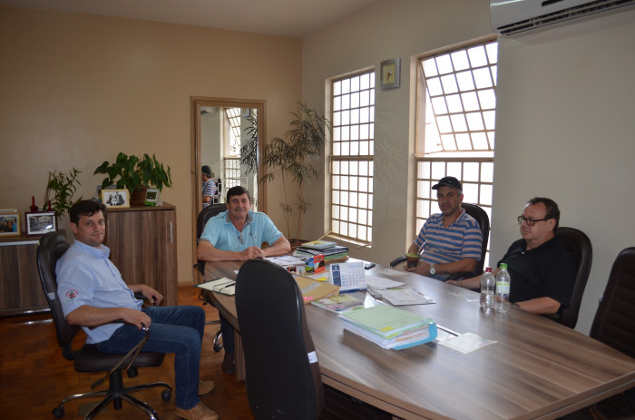 Prefeito Elido recebe convite para evento de apresentação da Cotricampo Unidade de Tenente Portela