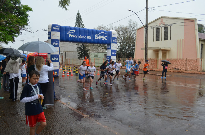 Mesmo com chuva, estudantes participaram da Rústica no dia do município