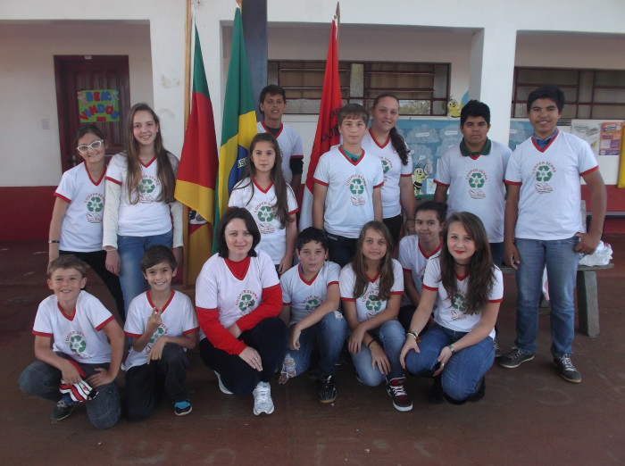 Alunos integrantes da Coopersenna recebem camisetas