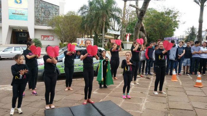  Alunos da Escola Municipal Arcelino S. Bueno participaram das atividades da Semana da Pátria