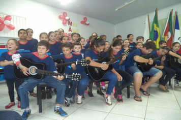 Escola Arcelino Soares Bueno presta homenagem às mães