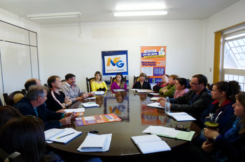 Prefeito participa de reunião com diretores de escolas municipais