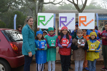 Caminhada pelas ruas do centro marca abertura da Semana do Meio Ambiente