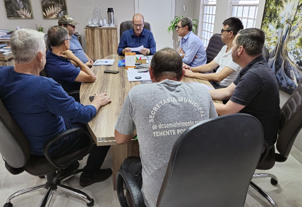 PREFEITO ROSEMAR SALA DISCUTE EXPANSÃO DO SETOR AVIÁRIO COM EMPREENDEDORES 