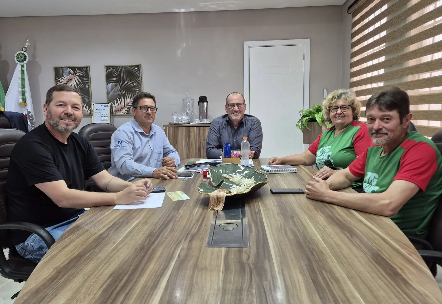 PREFEITO RECEBE REPRESENTANTES DO CTG GUARDIÕES DA FRONTEIRA E CONFIRMA APOIO AO ACAMPAMENTO FARROUPILHA