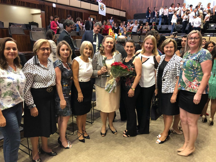 Comitiva da administração Municipal participa do  Prêmio Mulher Cidadã