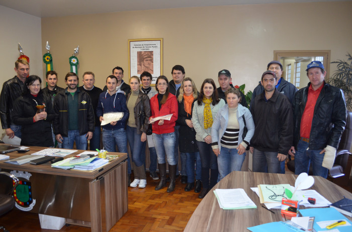Jovens rurais assinam contratos de repasse para incentivo a produção leiteira