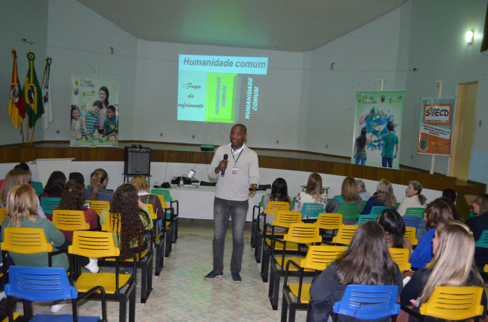 Professores municipais participam de palestra sobre cultura afro e indígena