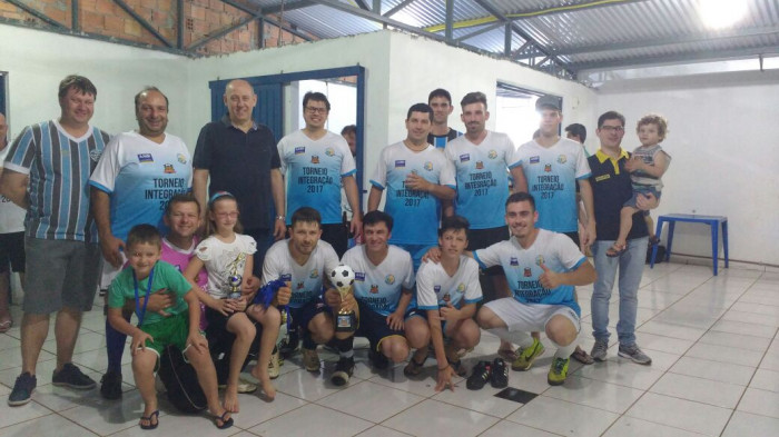 Prefeito Carboni entrega troféu ao time Campeão do Torneio Integração AABB/SOCAPO 2017