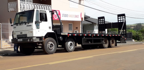 Município equipa caminhão para transporte de máquinas pesadas