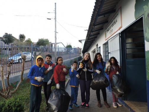 Alunos da Escola T. Portela  fazem caminhada pela preservação do meio ambiente