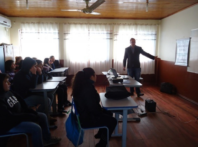 Alunos da Escola Francisco Balestrin assistem  a Palestra - Educação Fiscal