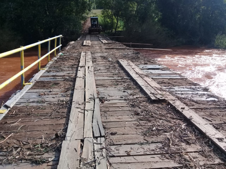 Enxurrada danifica ponte  no rio Turvo, entre Tenente Portela e Três Passos