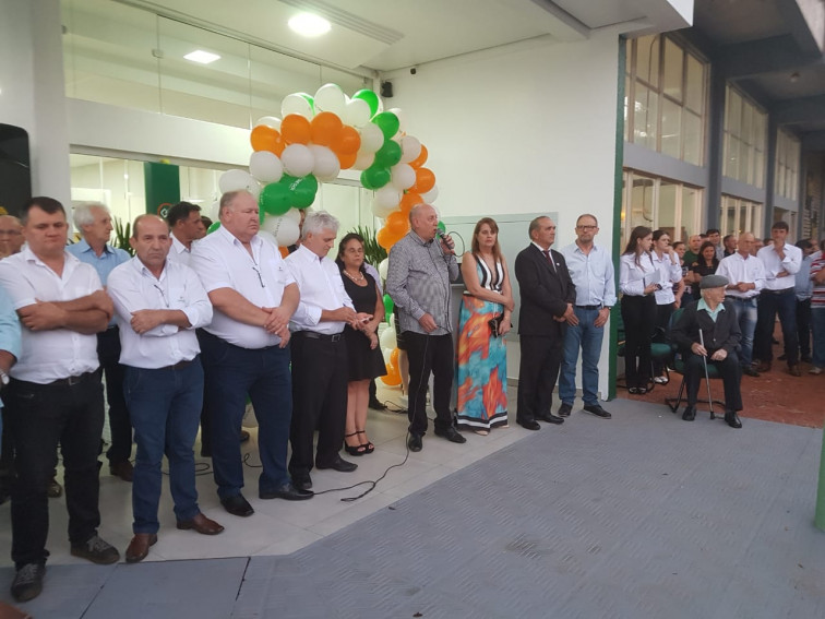 Prefeito Carboni participa de solenidade de reinauguração da agência da Cresol