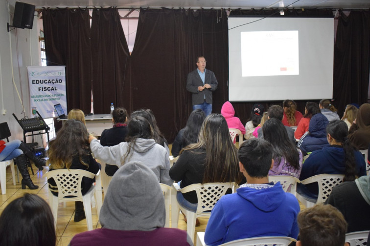 Educação Fiscal e Nota Fiscal Gaúcha foram tema de palestra nas Escolas em Tenente Portela