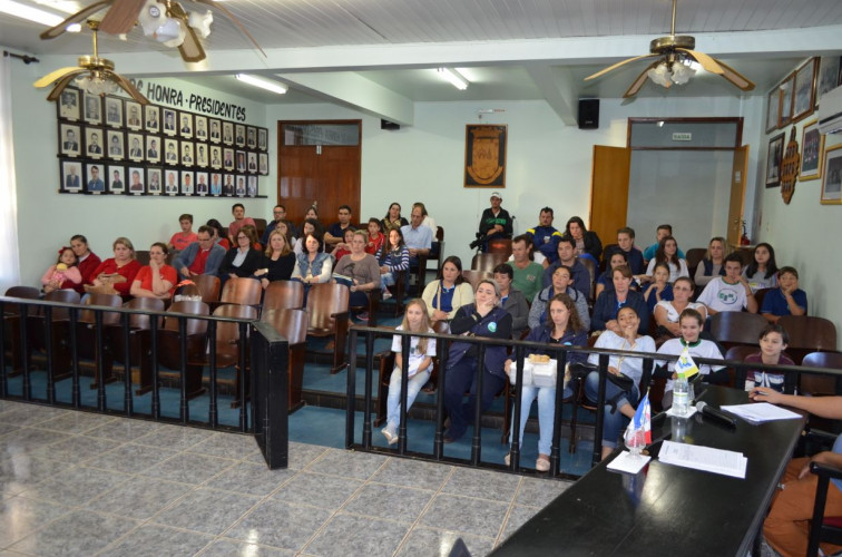 Cooperativas Escolares da Rede Municipal Participam da Sessão da Câmara Municipal de Tenente Portela