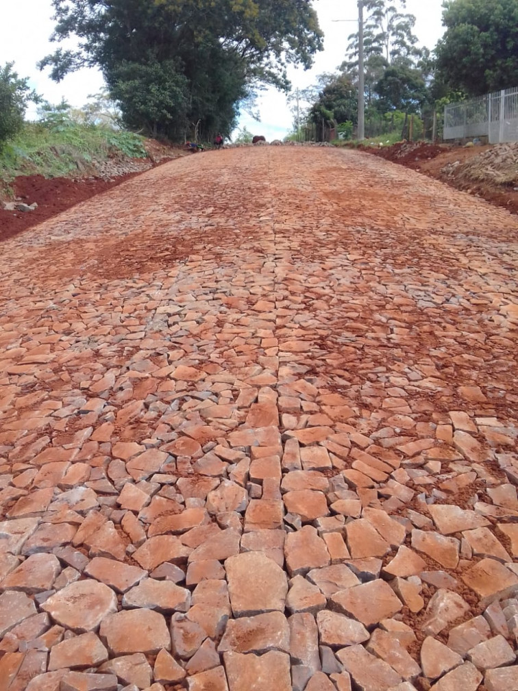 Calçamento da rua Caxambu está em fase final 