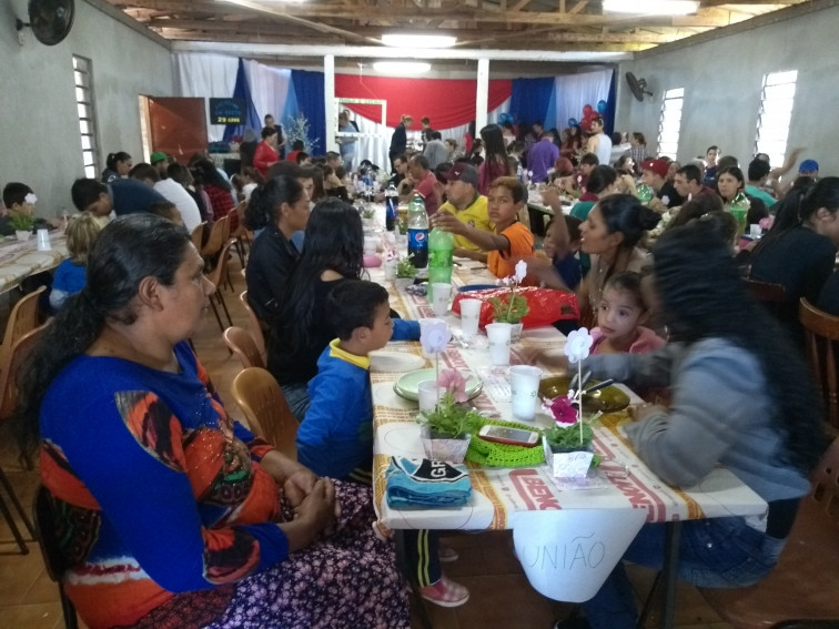 Escola Arcelino Soares Bueno promove almoço em família