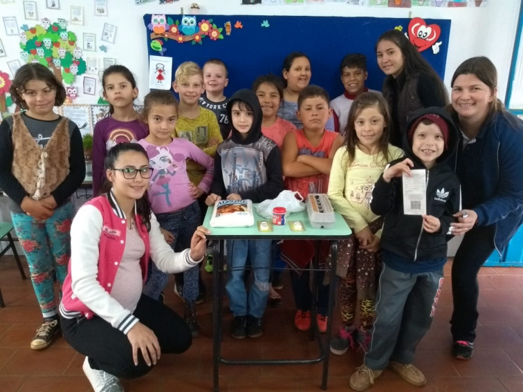 Alunos da escola Arcelino fazem compras para confeitar bolo em comemoração ao aniversário do município