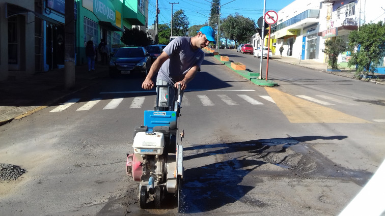 Prefeitura inicia operação tapa buraco em ruas da cidade 