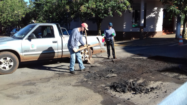 Prefeitura inicia operação tapa buraco em ruas da cidade 