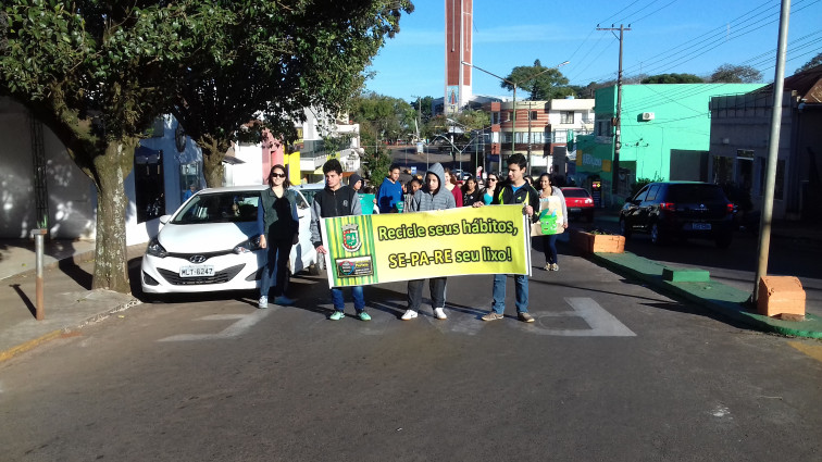 Escolas Municipais participam de Caminhada em alusão ao dia mundial do Meio Ambiente